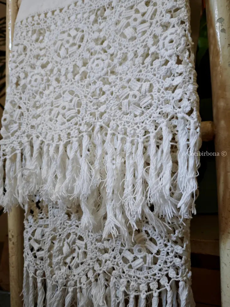 Telo in lino con alte balze all’uncinetto e monogramma BP biancheria antica per la casa