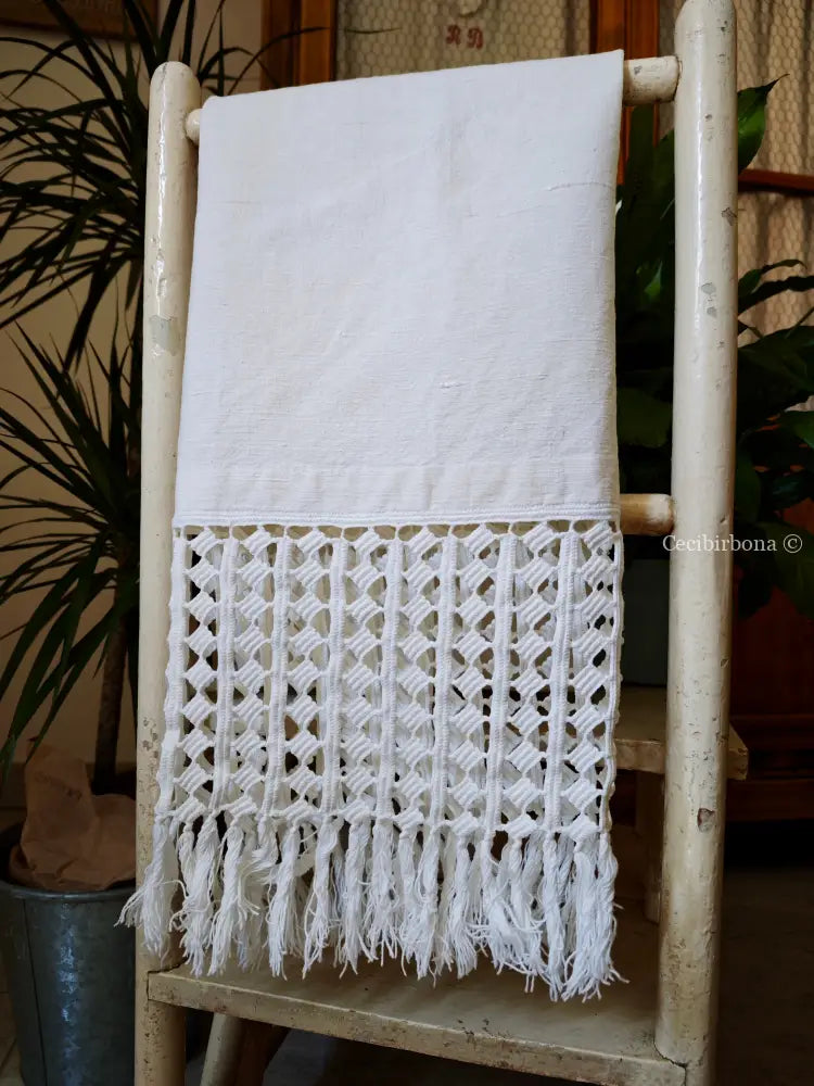 Telo in lino con alte balze all’uncinetto e monogramma BP biancheria antica per la casa