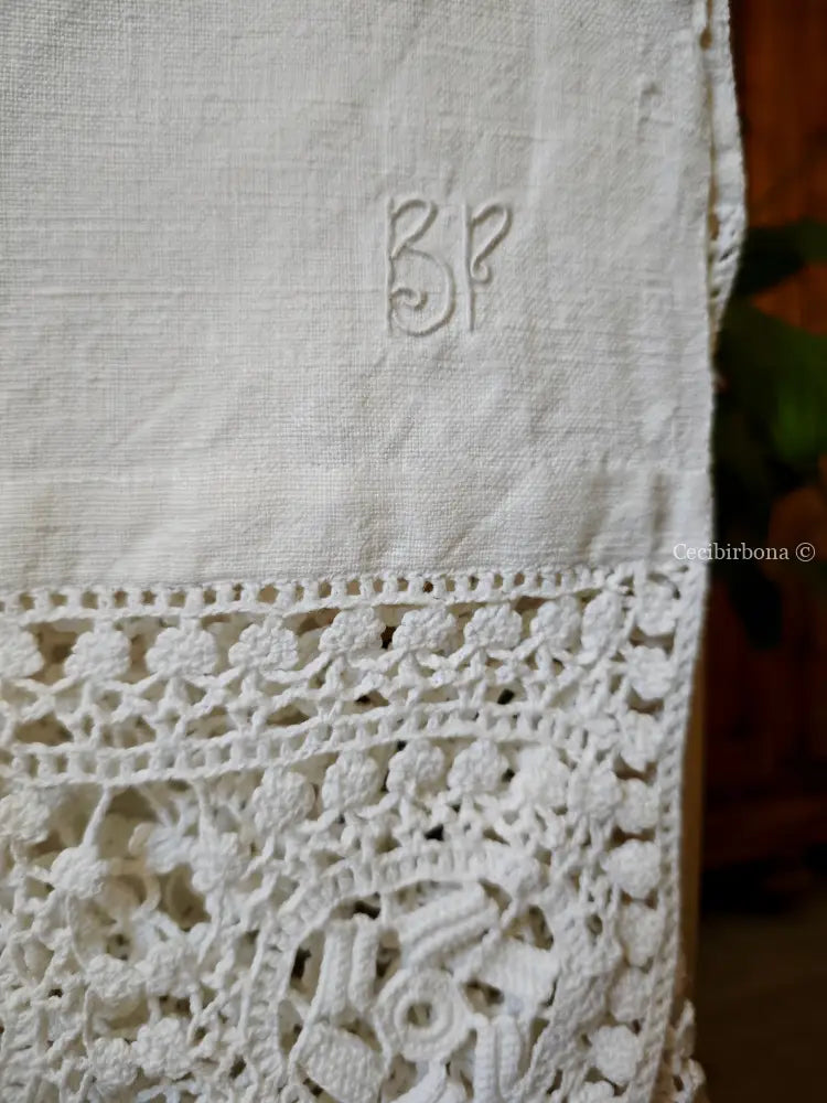 Telo in lino con alte balze all’uncinetto e monogramma BP biancheria antica per la casa