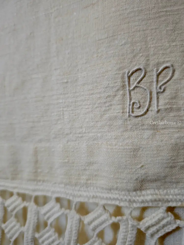 Telo in lino con alte balze all’uncinetto e monogramma BP biancheria antica per la casa