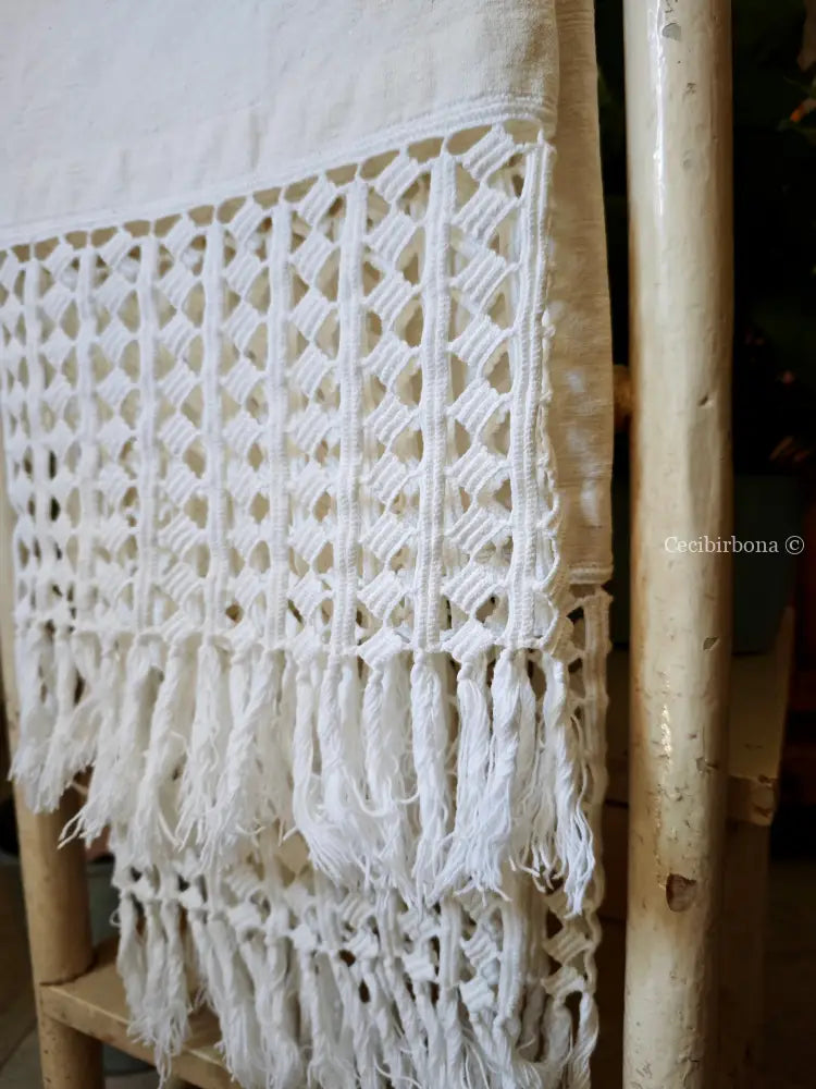 Telo in lino con alte balze all’uncinetto e monogramma BP biancheria antica per la casa