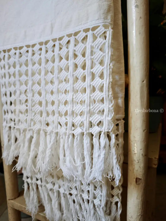 Telo in lino con alte balze all’uncinetto e monogramma BP biancheria antica per la casa