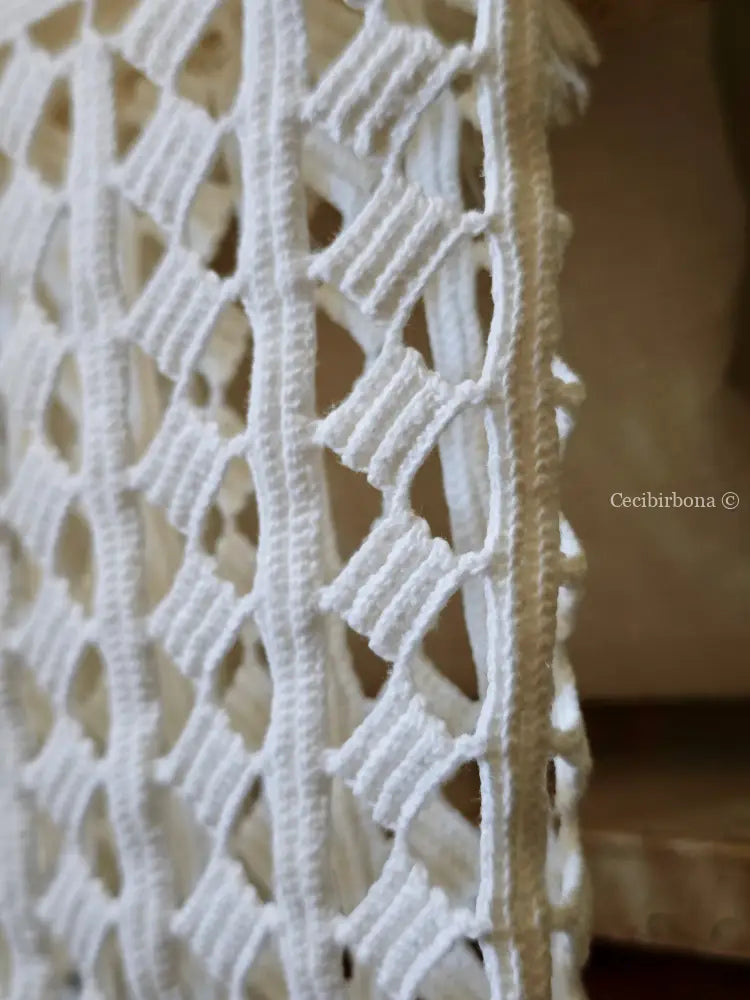 Telo in lino con alte balze all’uncinetto e monogramma BP biancheria antica per la casa