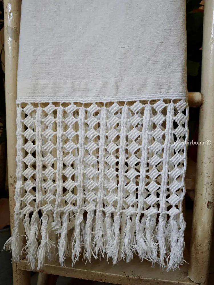 Telo in lino con alte balze all’uncinetto e monogramma BP biancheria antica per la casa