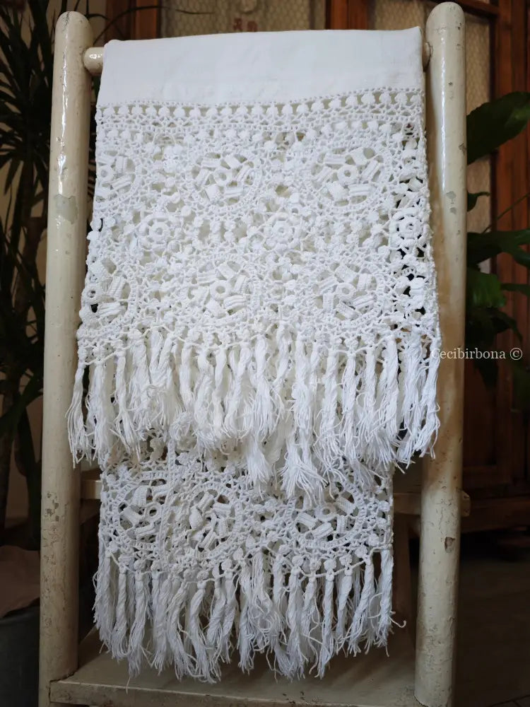 Telo in lino con alte balze all’uncinetto e monogramma BP biancheria antica per la casa