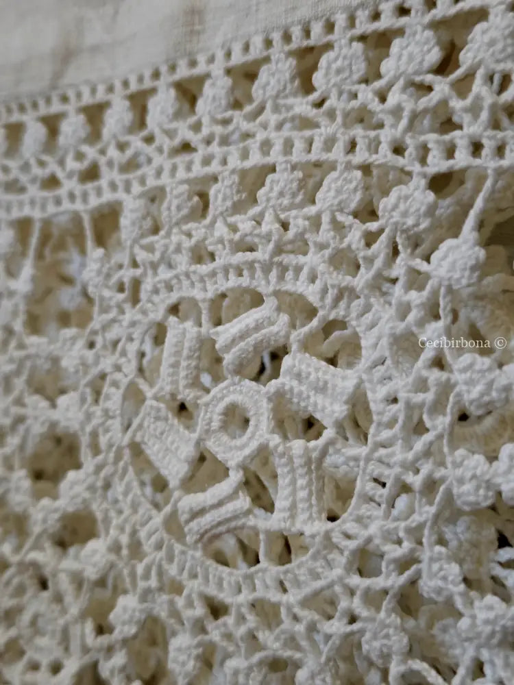 Telo in lino con alte balze all’uncinetto e monogramma BP biancheria antica per la casa