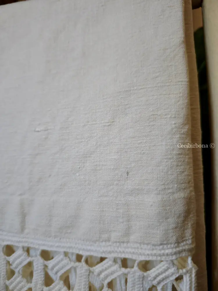 Telo in lino con alte balze all’uncinetto e monogramma BP biancheria antica per la casa