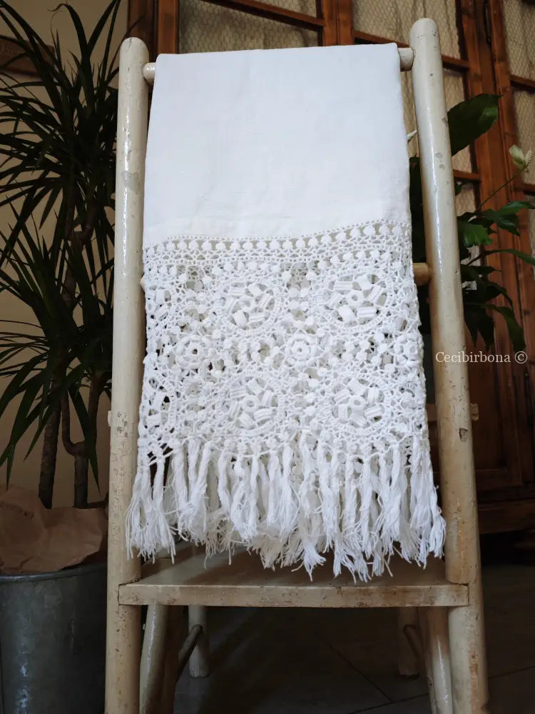 Telo in lino con alte balze all’uncinetto e monogramma BP biancheria antica per la casa