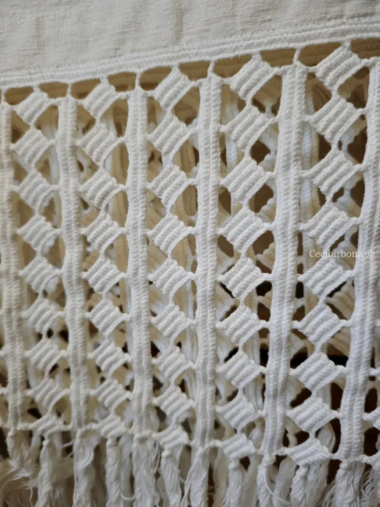 Telo in lino con alte balze all’uncinetto e monogramma BP biancheria antica per la casa