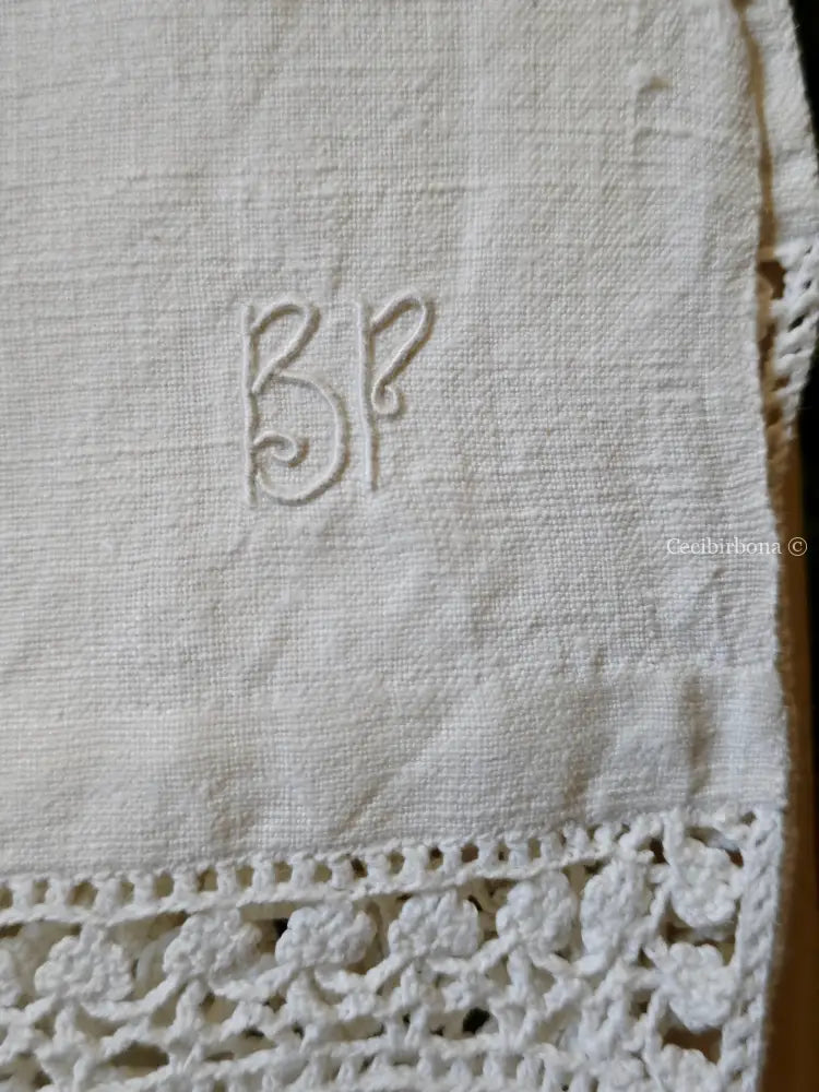 Telo in lino con alte balze all’uncinetto e monogramma BP biancheria antica per la casa