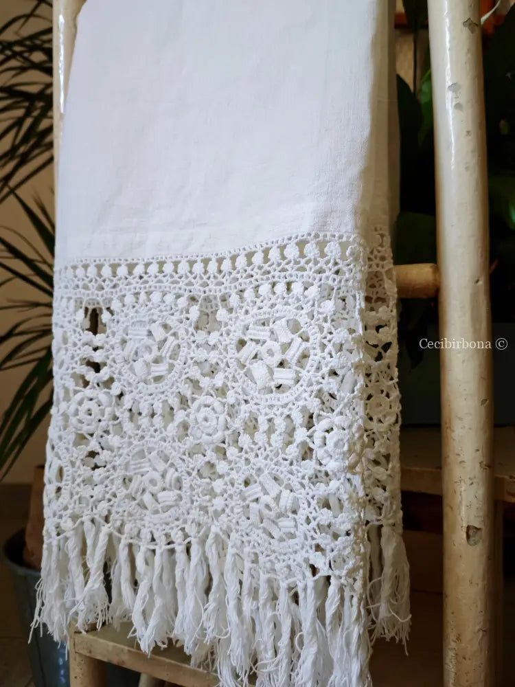 Telo in lino con alte balze all’uncinetto e monogramma BP biancheria antica per la casa
