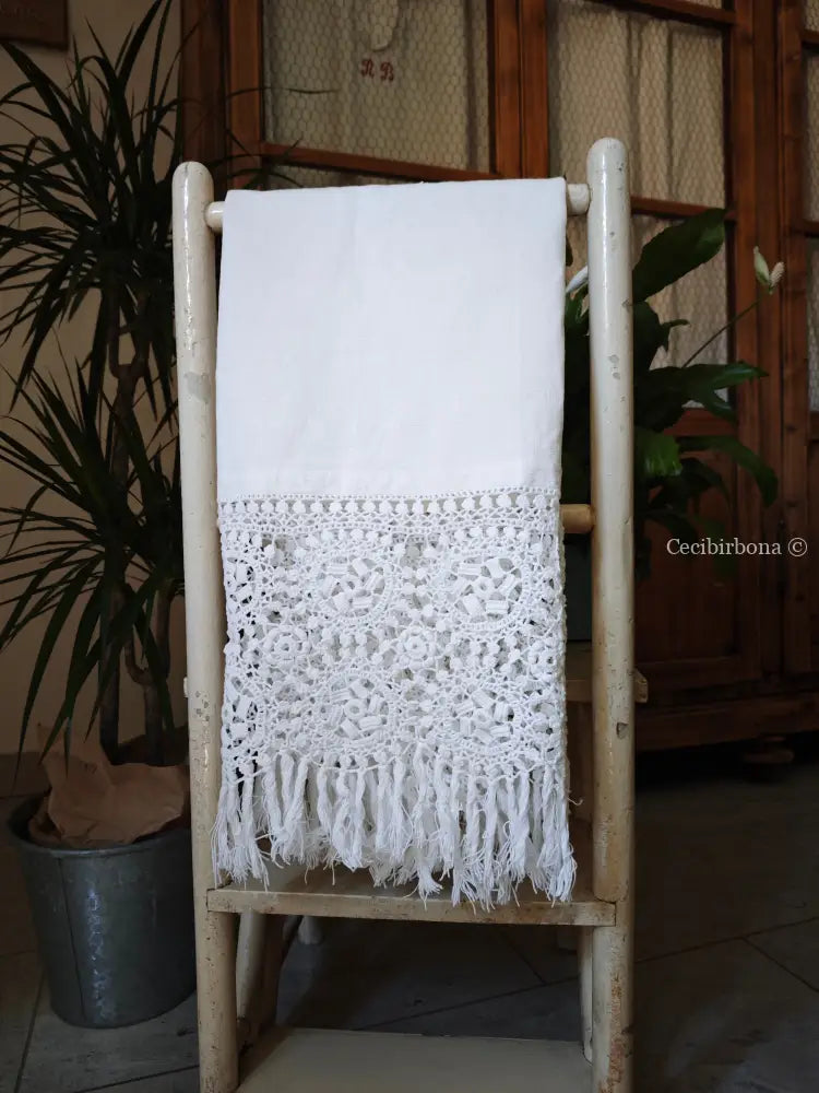 Telo in lino con alte balze all’uncinetto e monogramma BP biancheria antica per la casa
