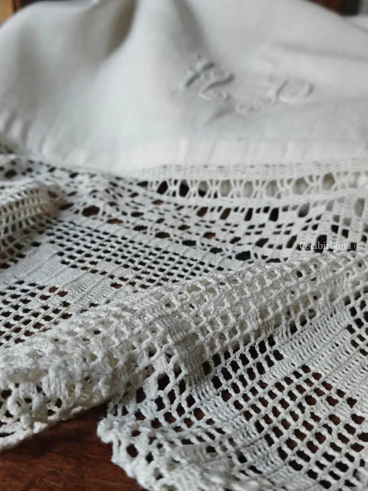 Telo in lino con alte balze all’uncinetto e monogramma PN Corredo N.2/4 biancheria antica per la casa