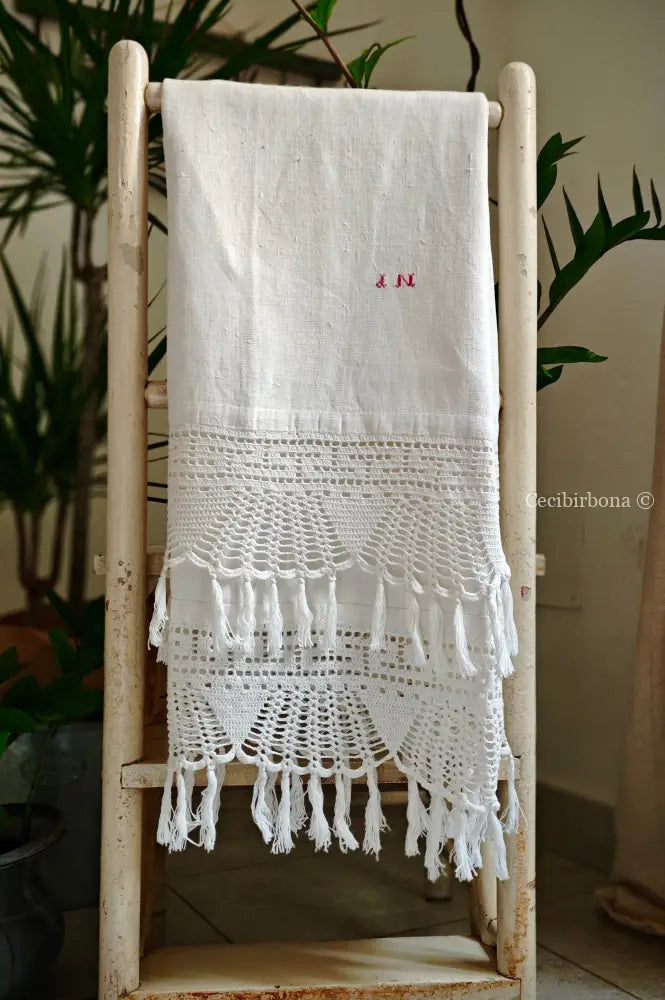 Telo in lino con balze all’uncinetto e con frange e monogramma PN Corredo N.4/4 biancheria antica per la casa