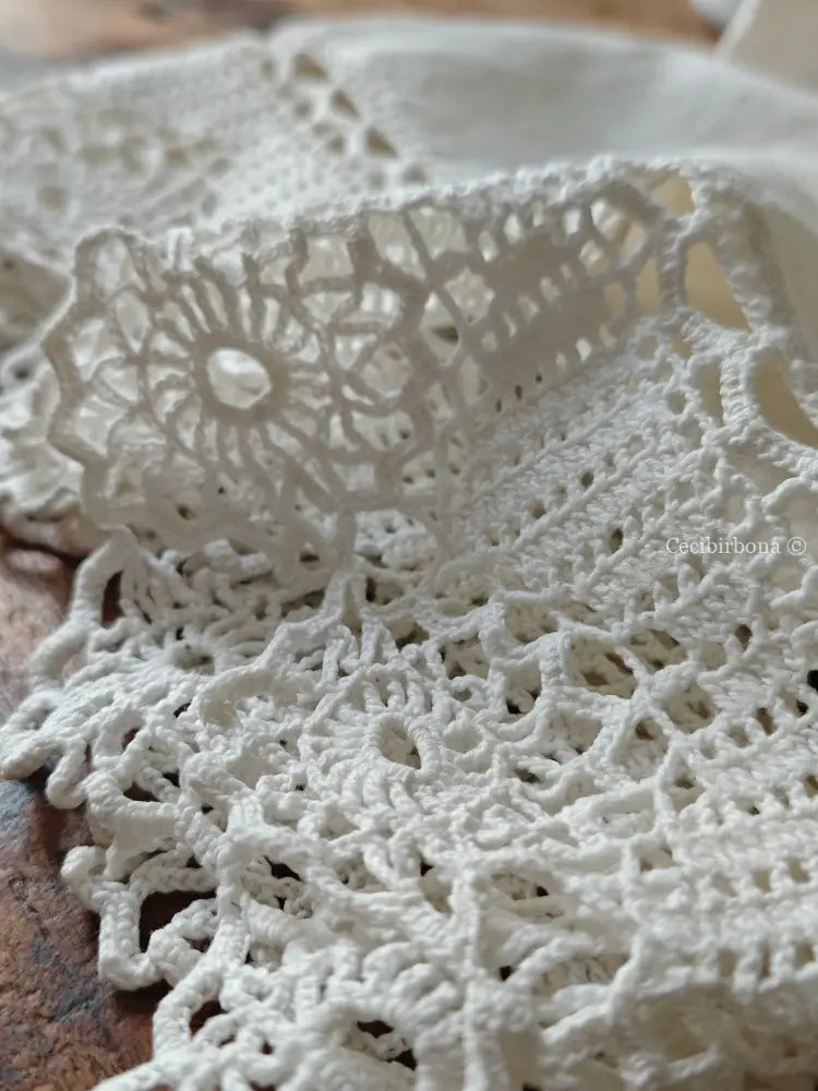 Telo in lino con monogramma CB e balze ad uncinetto biancheria antica per la casa