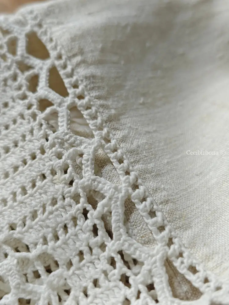 Telo in lino con monogramma CB e balze ad uncinetto biancheria antica per la casa