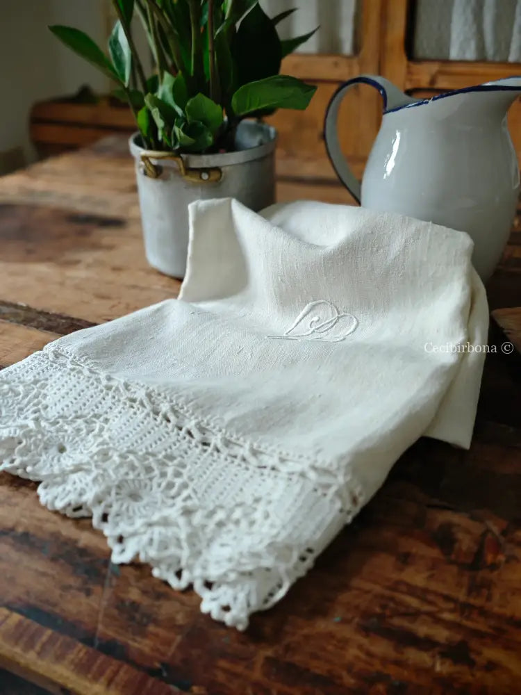 Telo in lino con monogramma CB e balze ad uncinetto biancheria antica per la casa