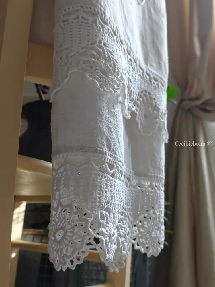 Telo in lino con monogramma CB e balze ad uncinetto biancheria antica per la casa