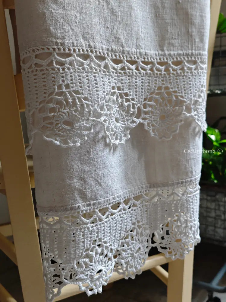 Telo in lino con monogramma CB e balze ad uncinetto biancheria antica per la casa