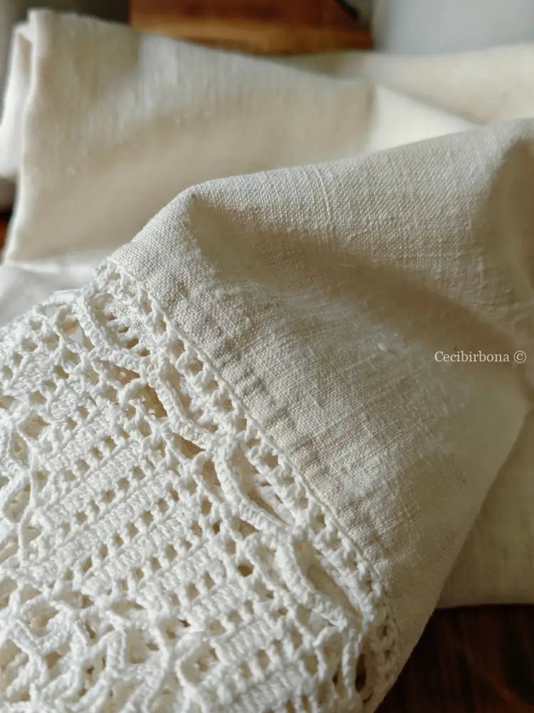 Telo in lino con monogramma CB e balze ad uncinetto biancheria antica per la casa