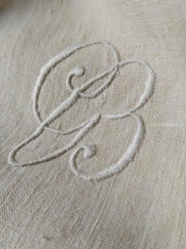 Telo in lino con monogramma CB e balze ad uncinetto biancheria antica per la casa