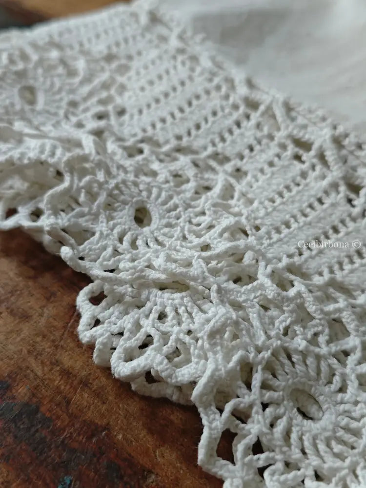 Telo in lino con monogramma CB e balze ad uncinetto biancheria antica per la casa