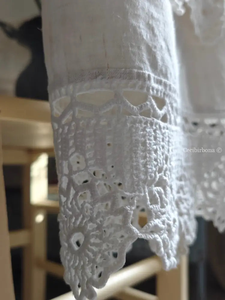 Telo in lino con monogramma CB e balze ad uncinetto biancheria antica per la casa