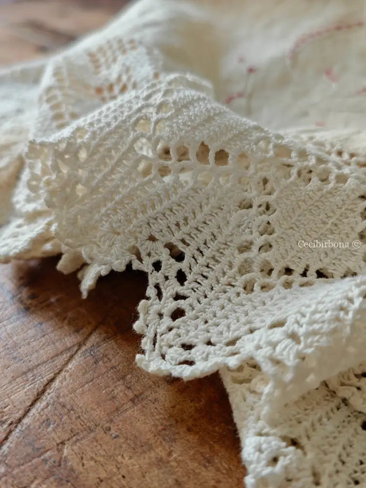 Telo rustico con monogramma EP e balze all’uncinetto biancheria antica per la casa