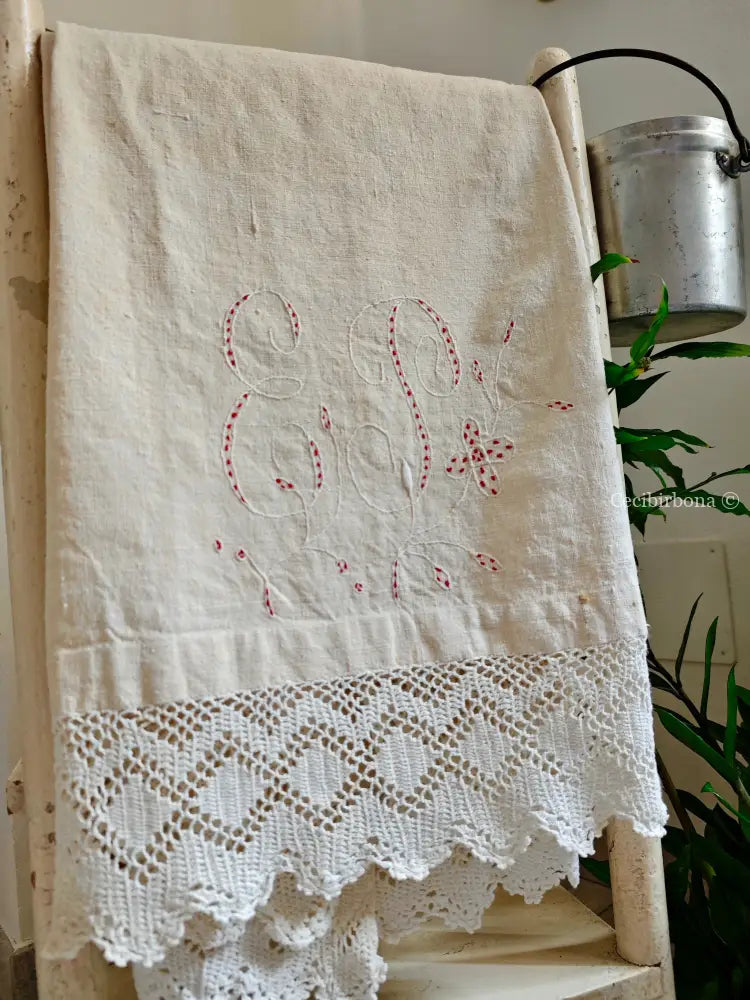 Telo rustico con monogramma EP e balze all’uncinetto biancheria antica per la casa