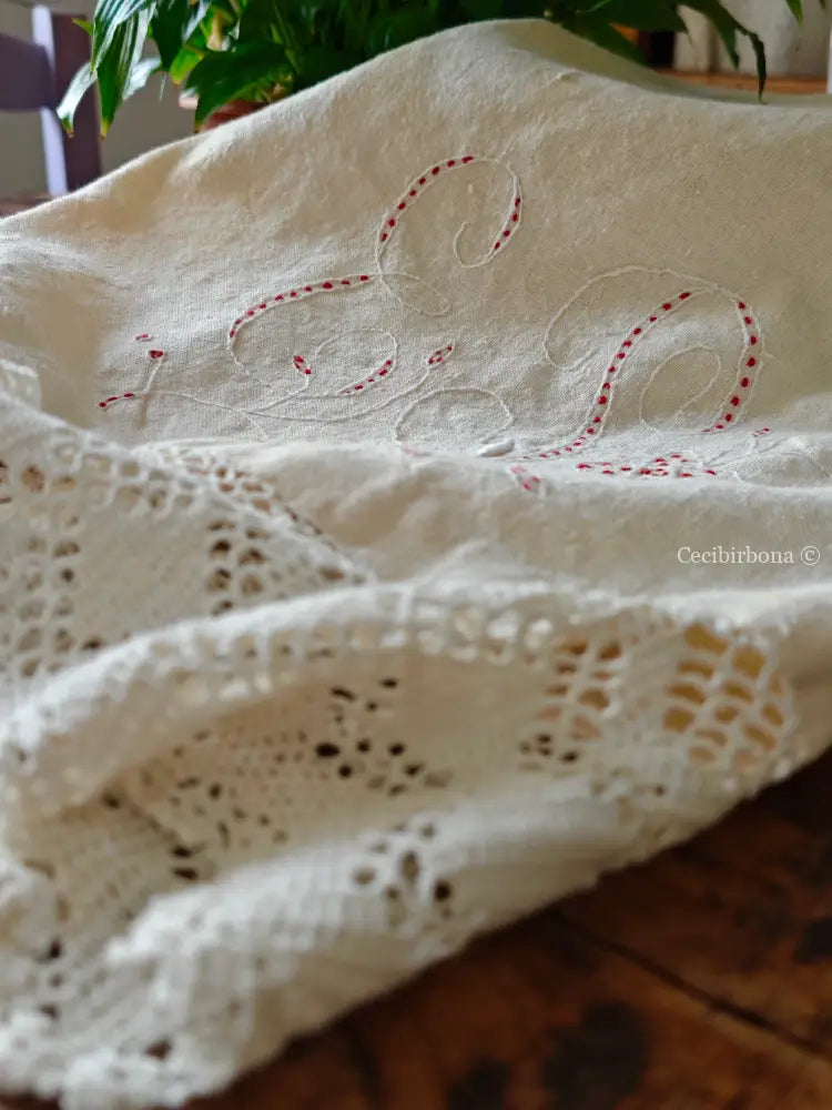 Telo rustico con monogramma EP e balze all’uncinetto biancheria antica per la casa