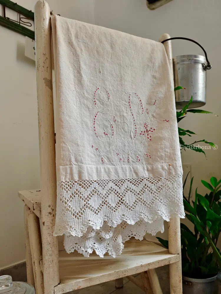 Telo rustico con monogramma EP e balze all’uncinetto biancheria antica per la casa