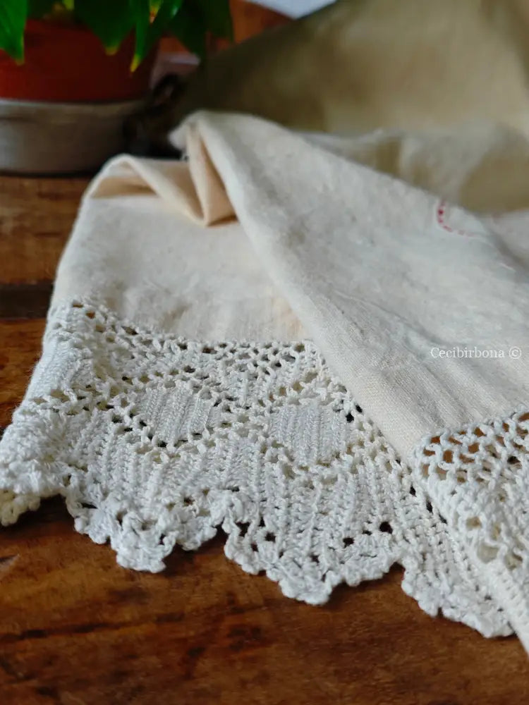 Telo rustico con monogramma EP e balze all’uncinetto biancheria antica per la casa