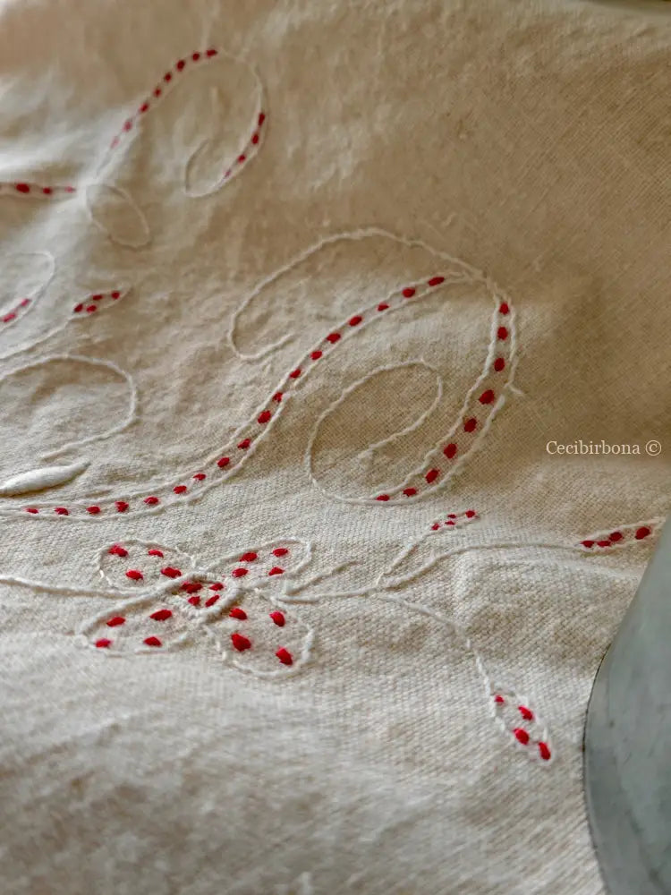 Telo rustico con monogramma EP e balze all’uncinetto biancheria antica per la casa