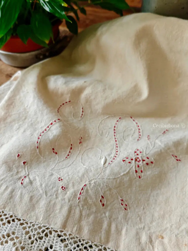 Telo rustico con monogramma EP e balze all’uncinetto biancheria antica per la casa