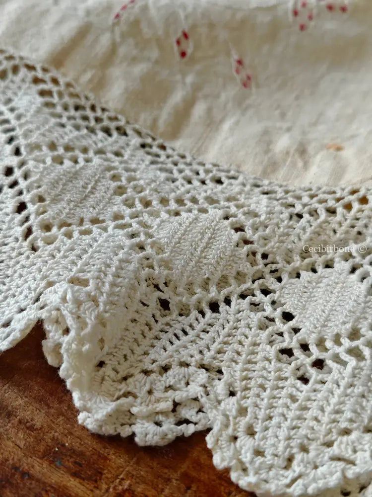 Telo rustico con monogramma EP e balze all’uncinetto biancheria antica per la casa