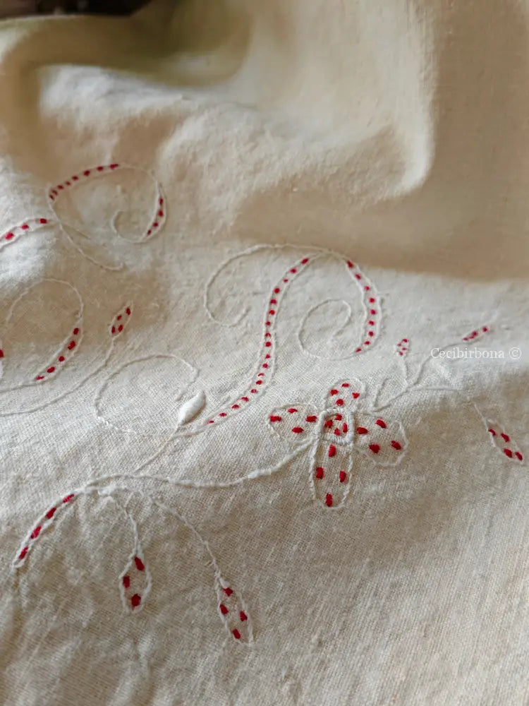 Telo rustico con monogramma EP e balze all’uncinetto biancheria antica per la casa