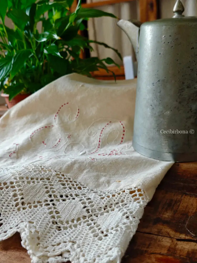 Telo rustico con monogramma EP e balze all’uncinetto biancheria antica per la casa