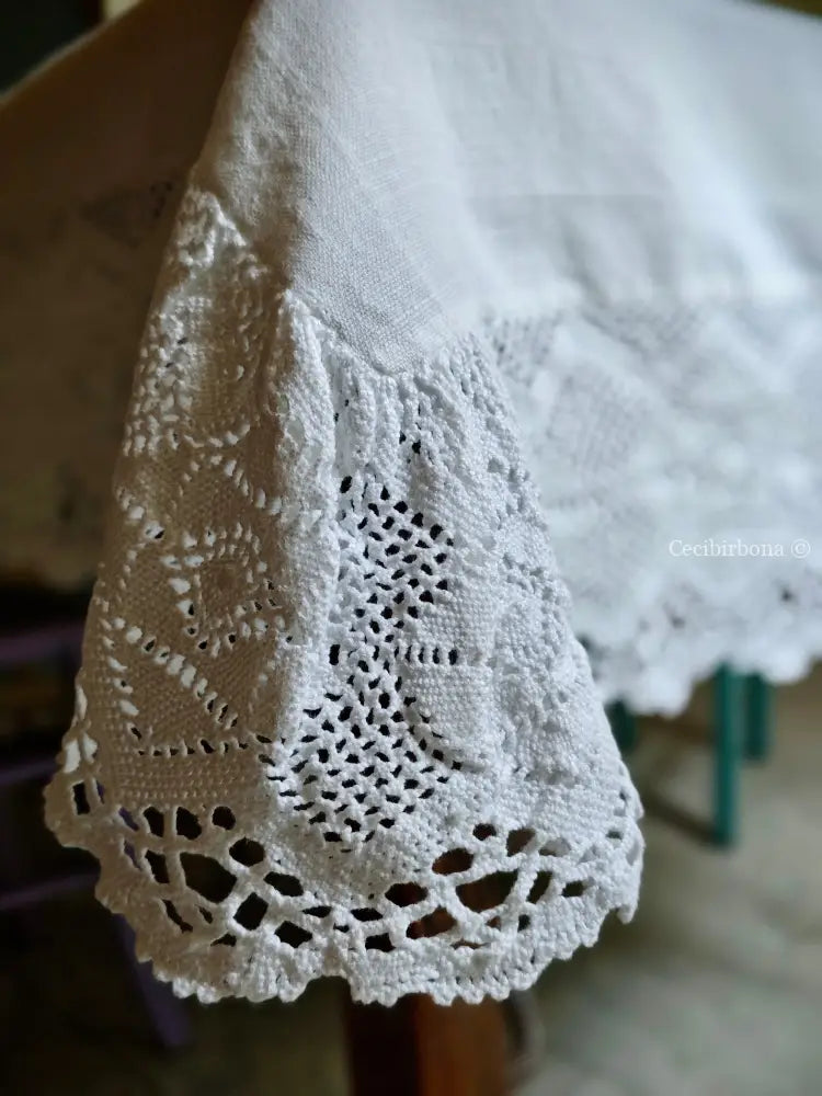 Tovaglia bianca con balza alta di pizzo biancheria antica per la casa
