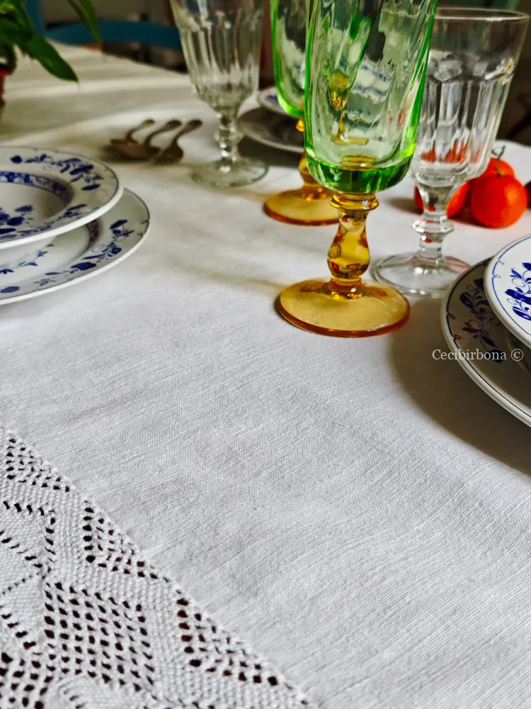 Tovaglia bianca con balza alta di pizzo biancheria antica per la casa