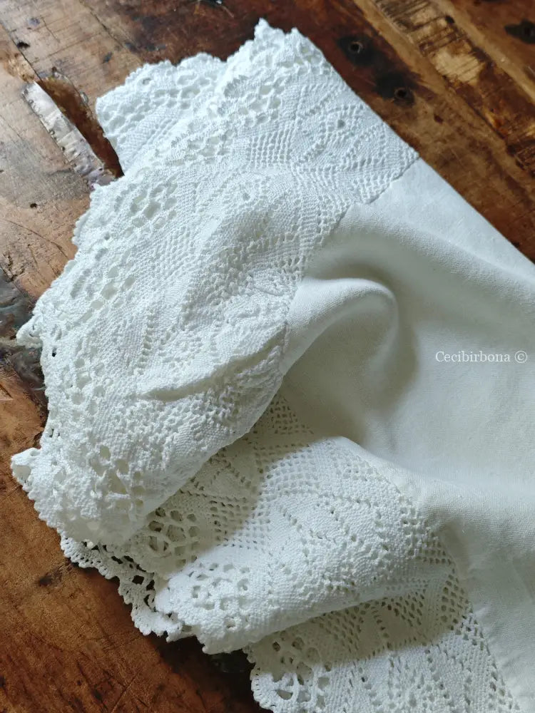 Tovaglia bianca con balza alta di pizzo biancheria antica per la casa
