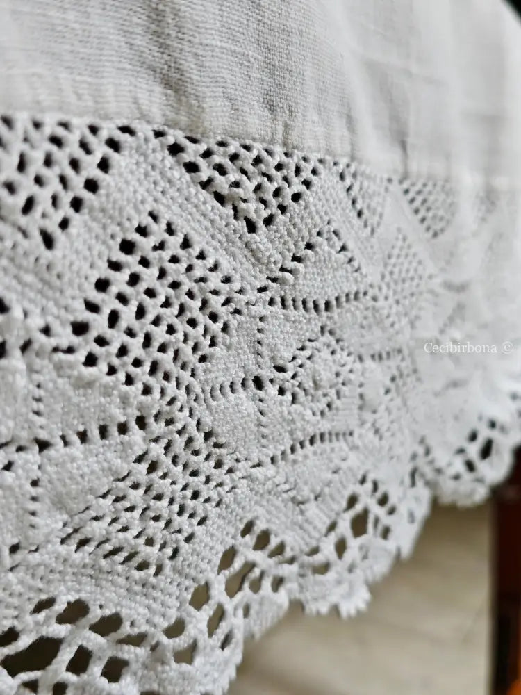 Tovaglia bianca con balza alta di pizzo biancheria antica per la casa