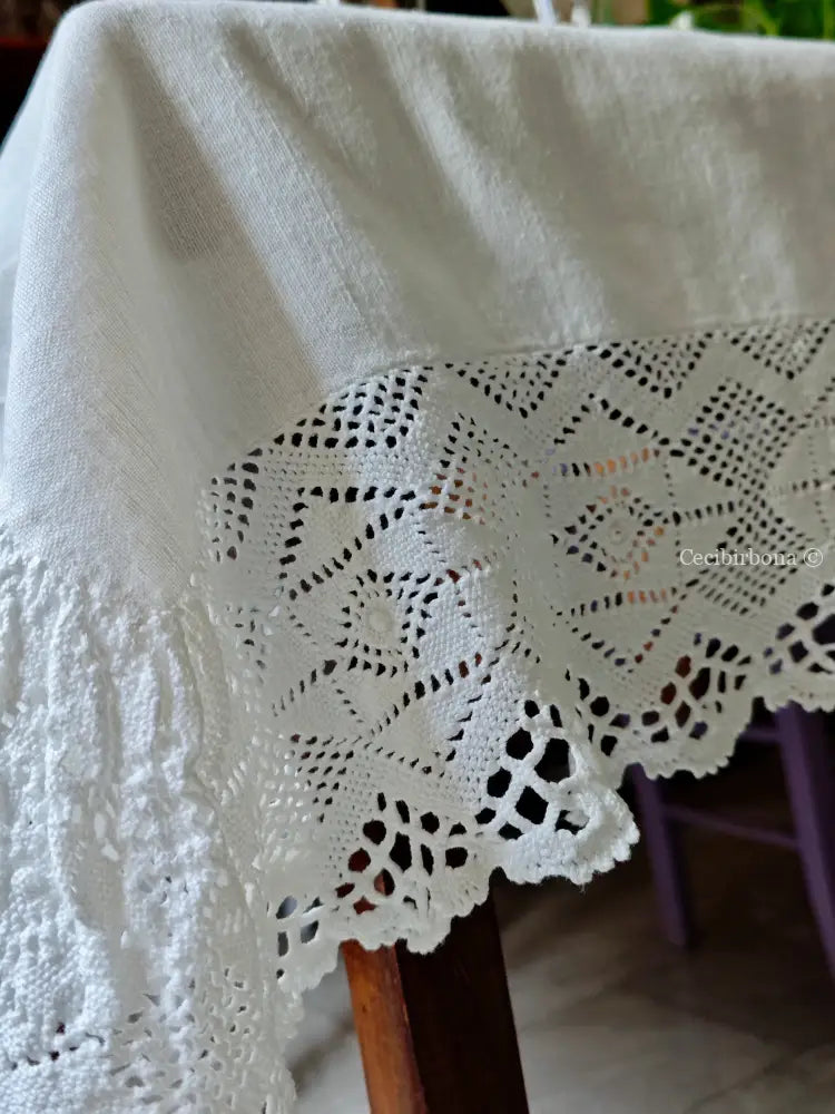 Tovaglia bianca con balza alta di pizzo biancheria antica per la casa