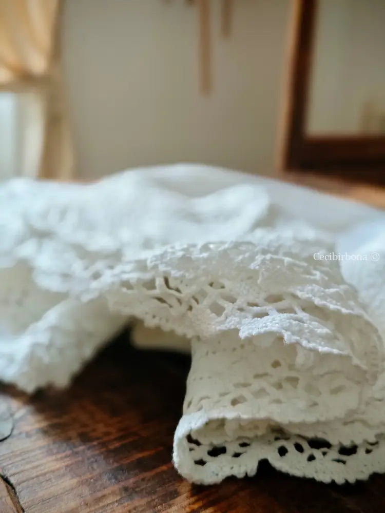 Tovaglia bianca con balza alta di pizzo biancheria antica per la casa