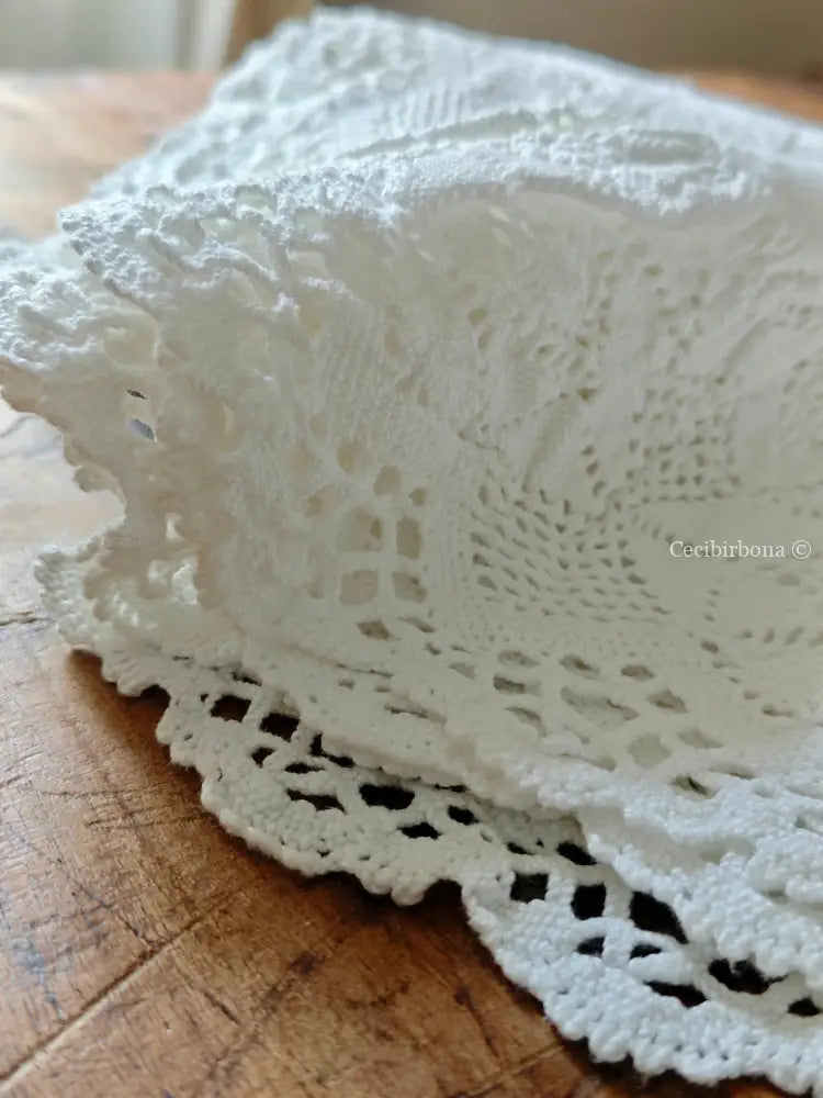 Tovaglia bianca con balza alta di pizzo biancheria antica per la casa