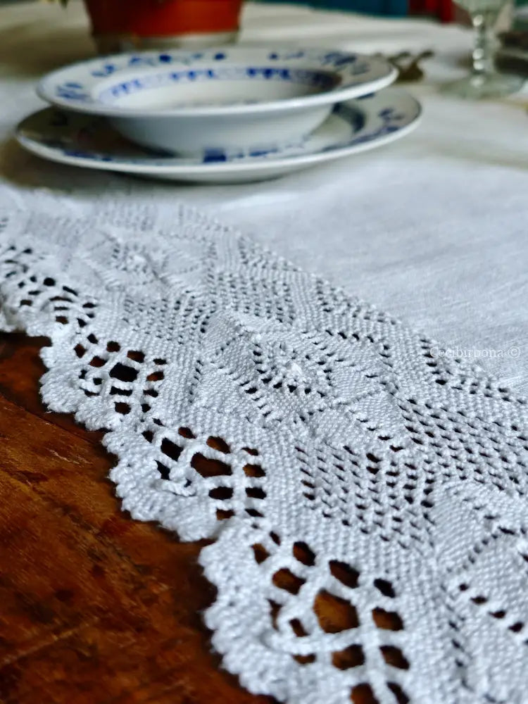 Tovaglia bianca con balza alta di pizzo biancheria antica per la casa