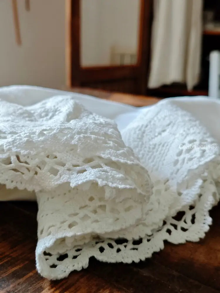 Tovaglia bianca con balza alta di pizzo biancheria antica per la casa