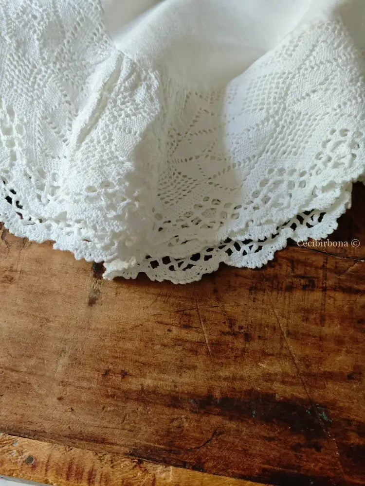 Tovaglia bianca con balza alta di pizzo biancheria antica per la casa