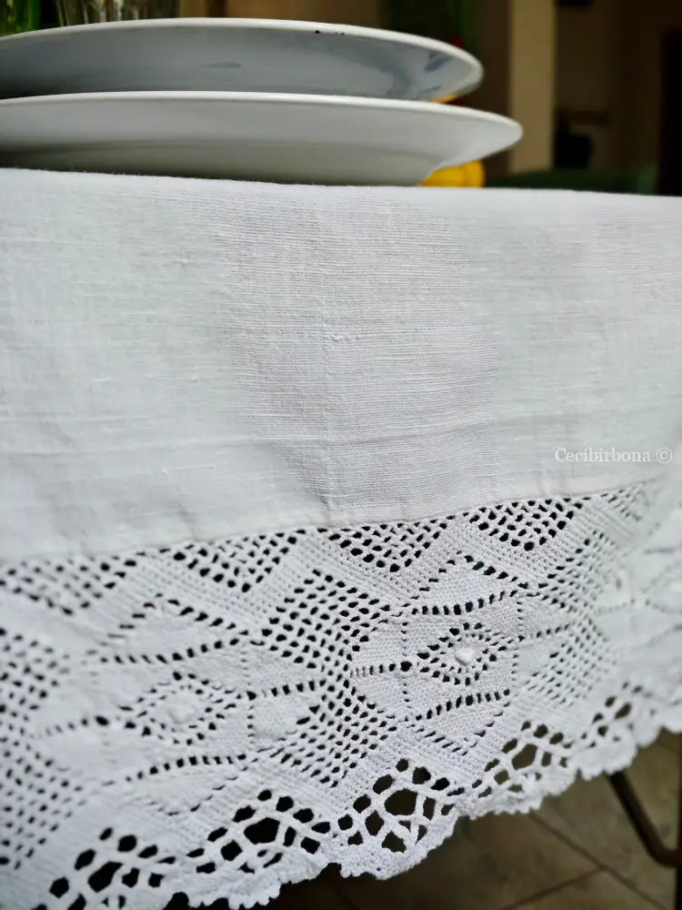 Tovaglia bianca con balza alta di pizzo biancheria antica per la casa