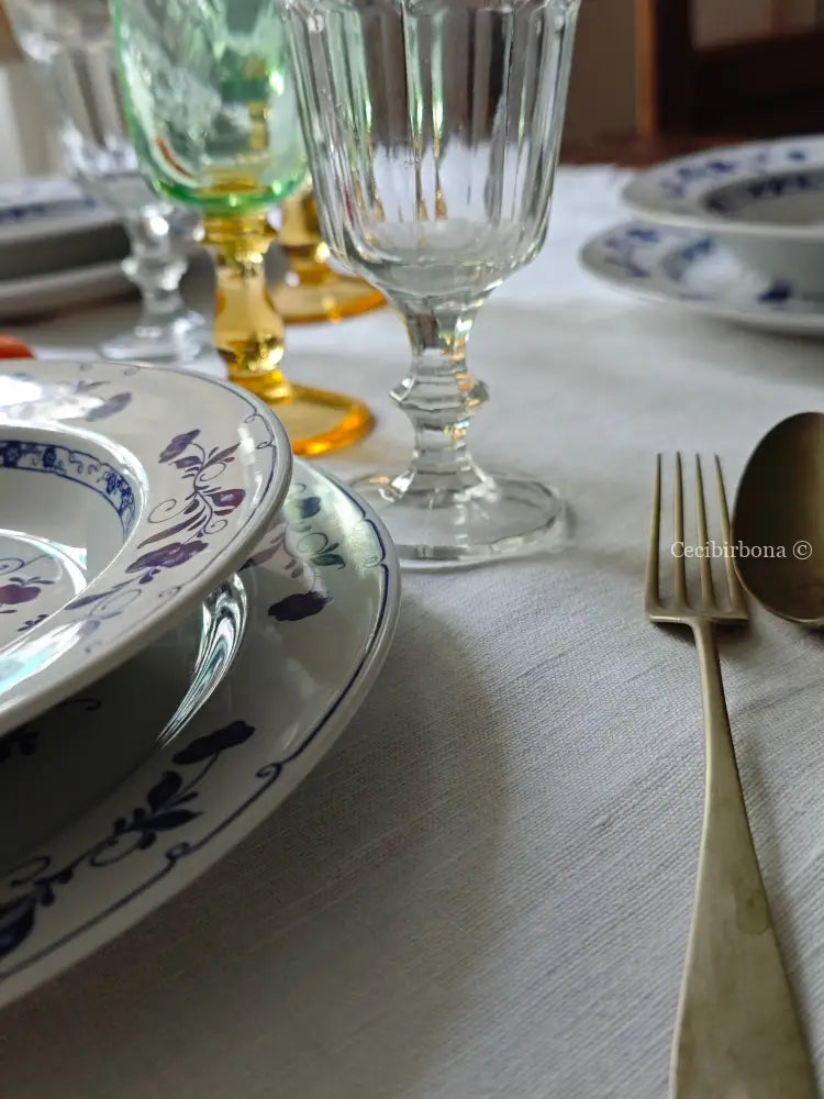 Tovaglia bianca con balza alta di pizzo biancheria antica per la casa