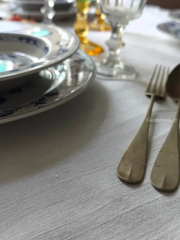 Tovaglia bianca con balza alta di pizzo biancheria antica per la casa